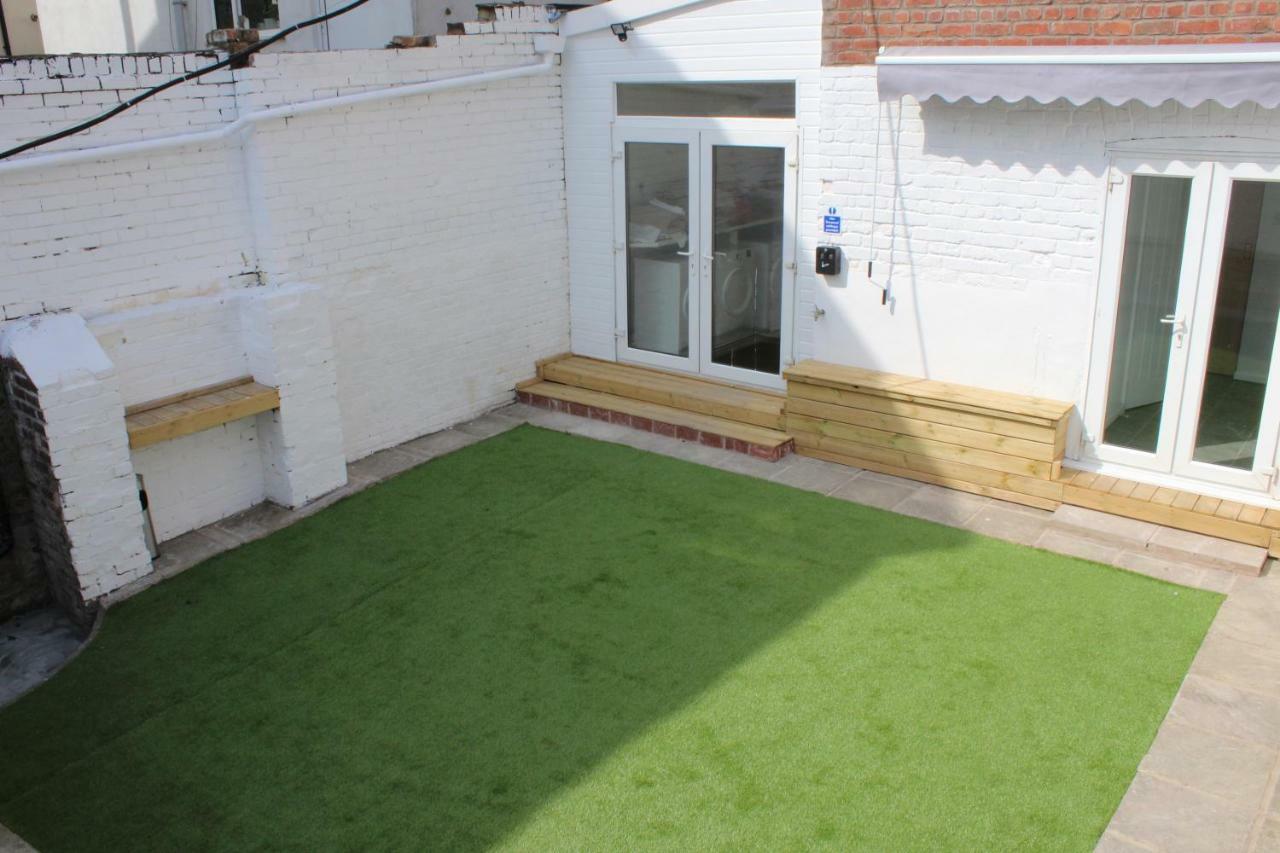 Backpackers Blackpool Hotel & Suites ภายนอก รูปภาพ